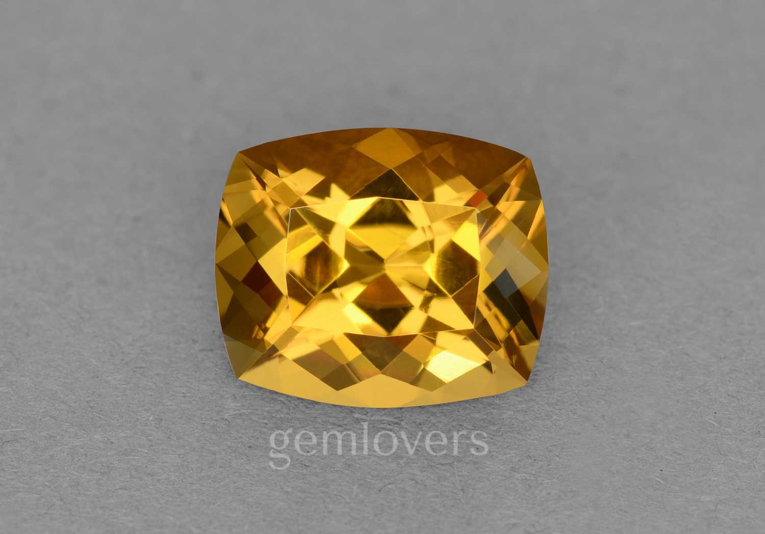 Золотой гелиодор формы кушон