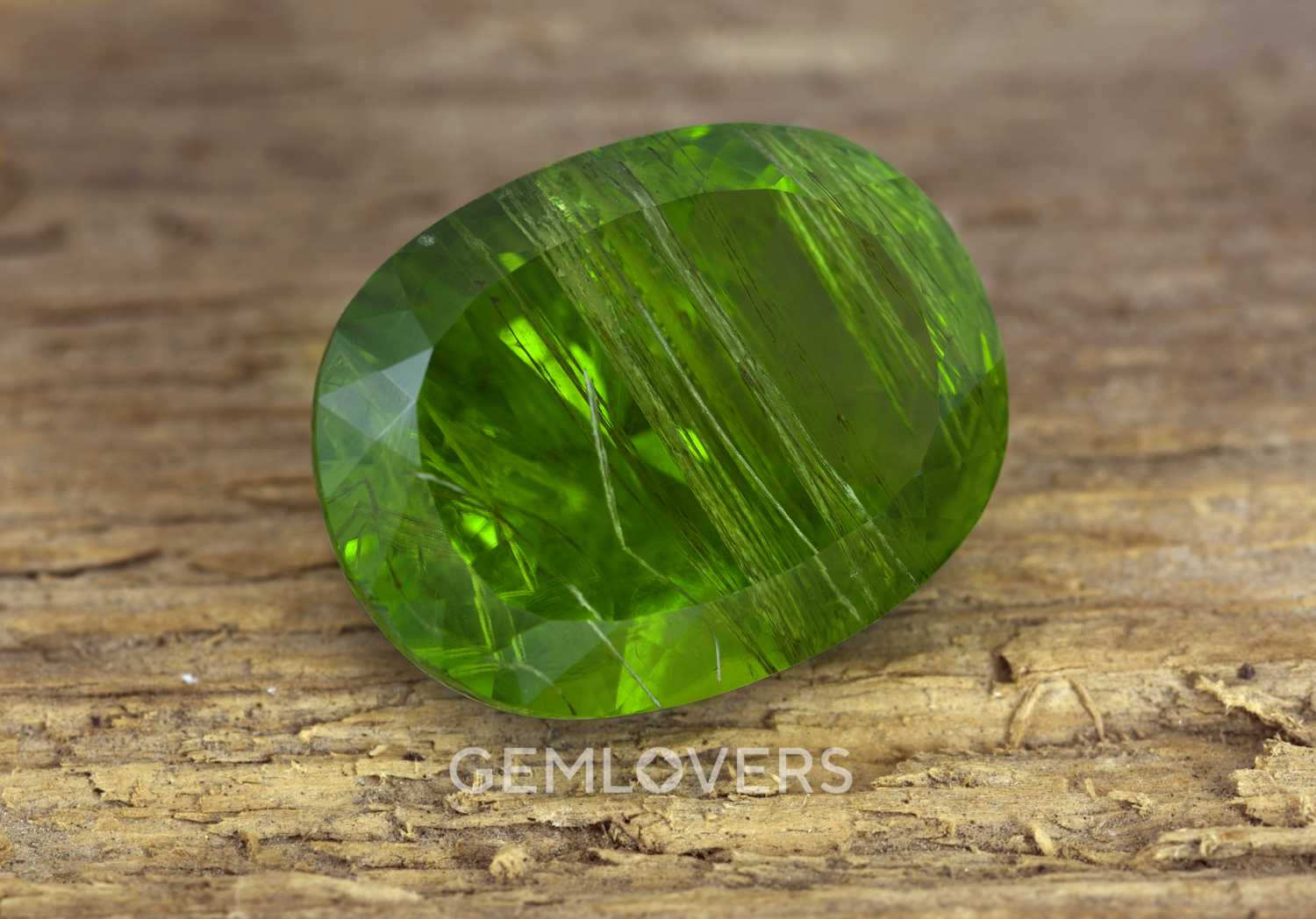 Зеленый камень хризолит