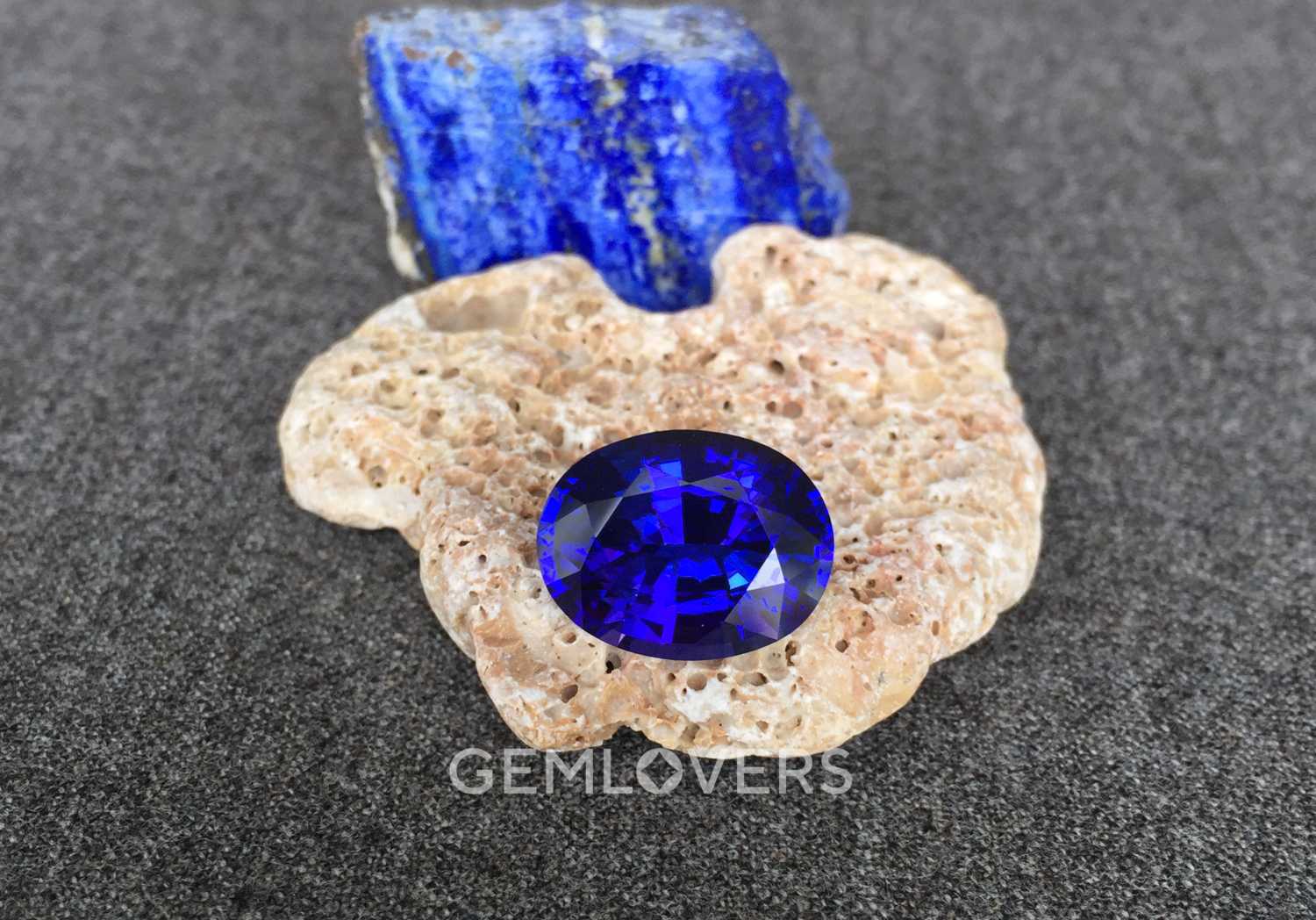 Драгоценный камень синий танзанит фотография