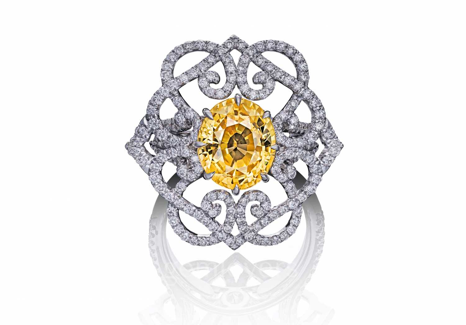 Кольцо с бриллиантами и желтым сапфиром
