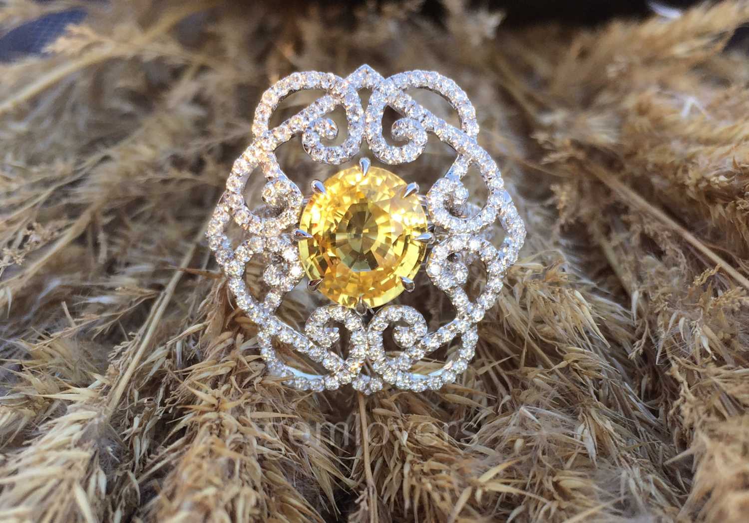 Кольцо с бриллиантами и желтым сапфиром фото