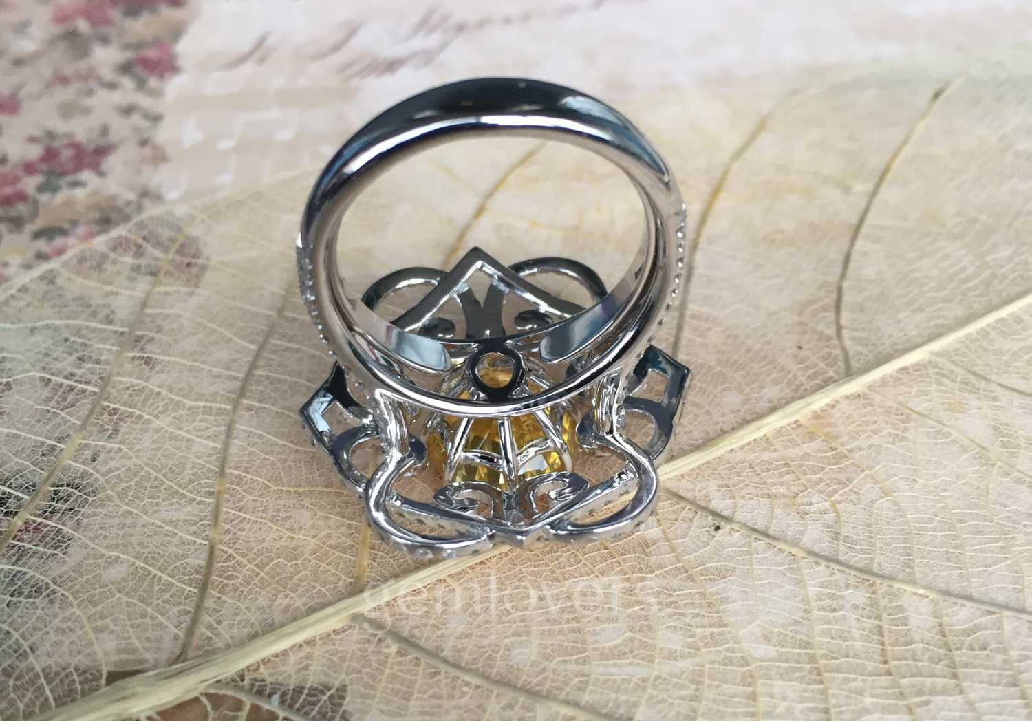 Кольцо с бриллиантами и желтым сапфиром смотреть