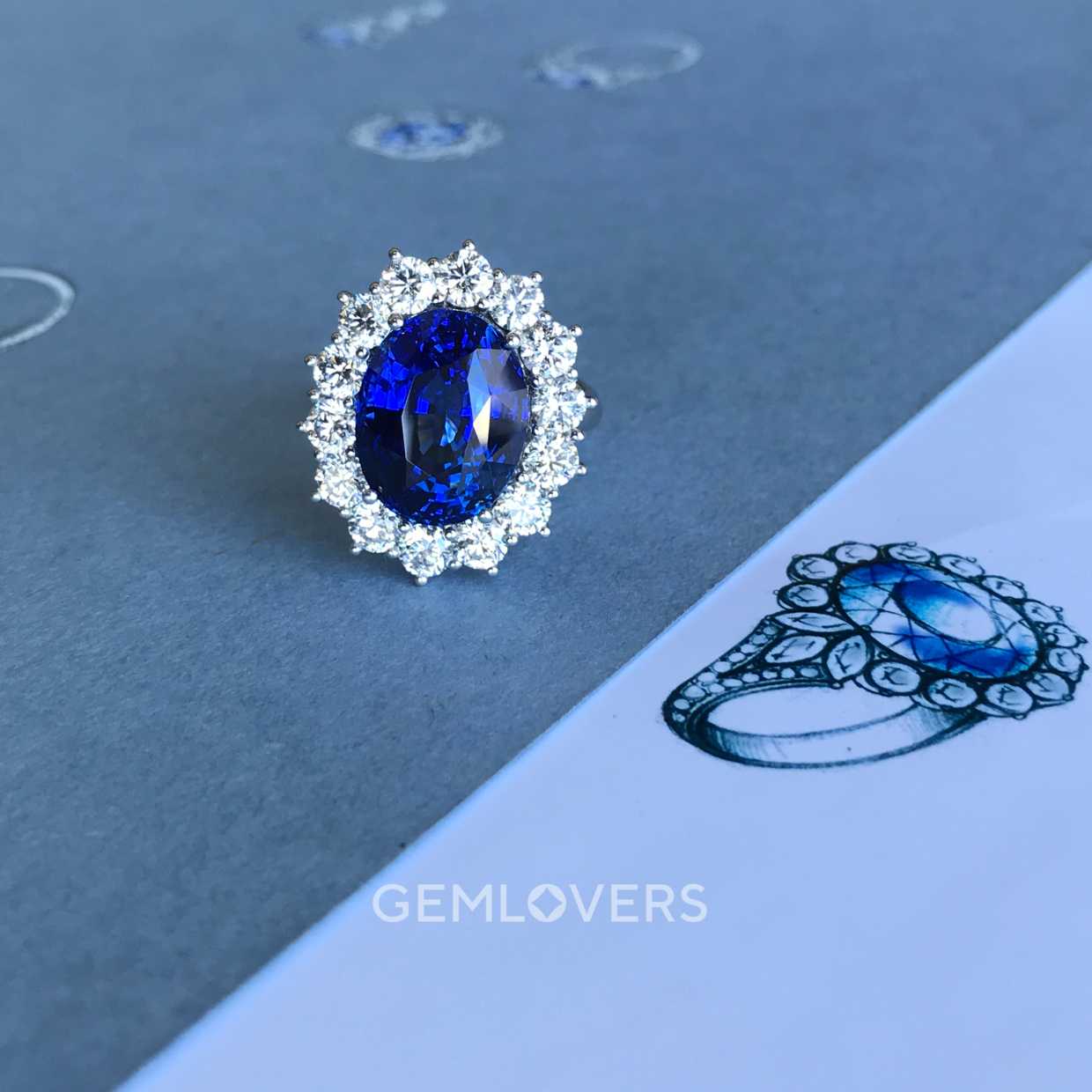 Кольцо с крупным, овальным синим сапфиром и бриллиантами  фотография