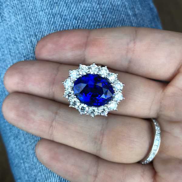 Кольцо с крупным, овальным синим сапфиром и бриллиантами  смотреть