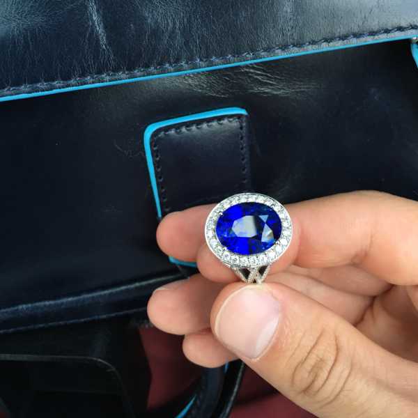 Кольцо с крупным синим сапифром фотография