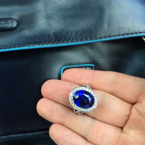 Кольцо с крупным синим сапифром смотреть