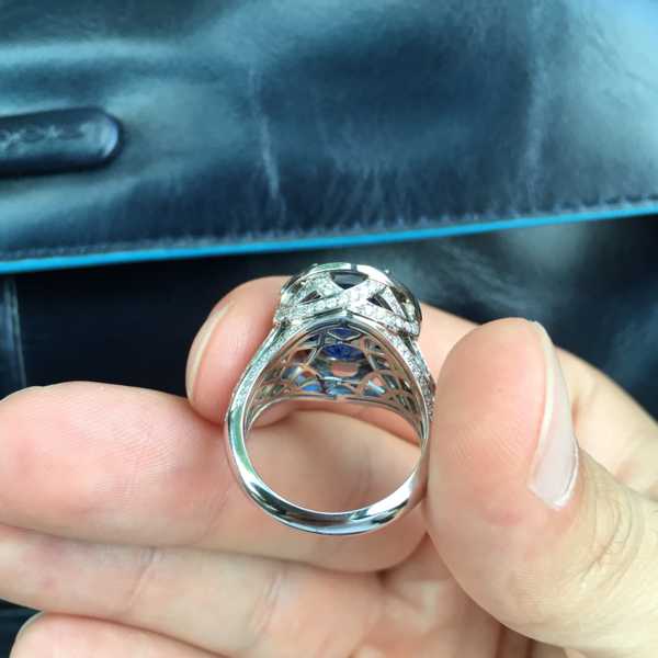 Кольцо с крупным синим сапифром фото