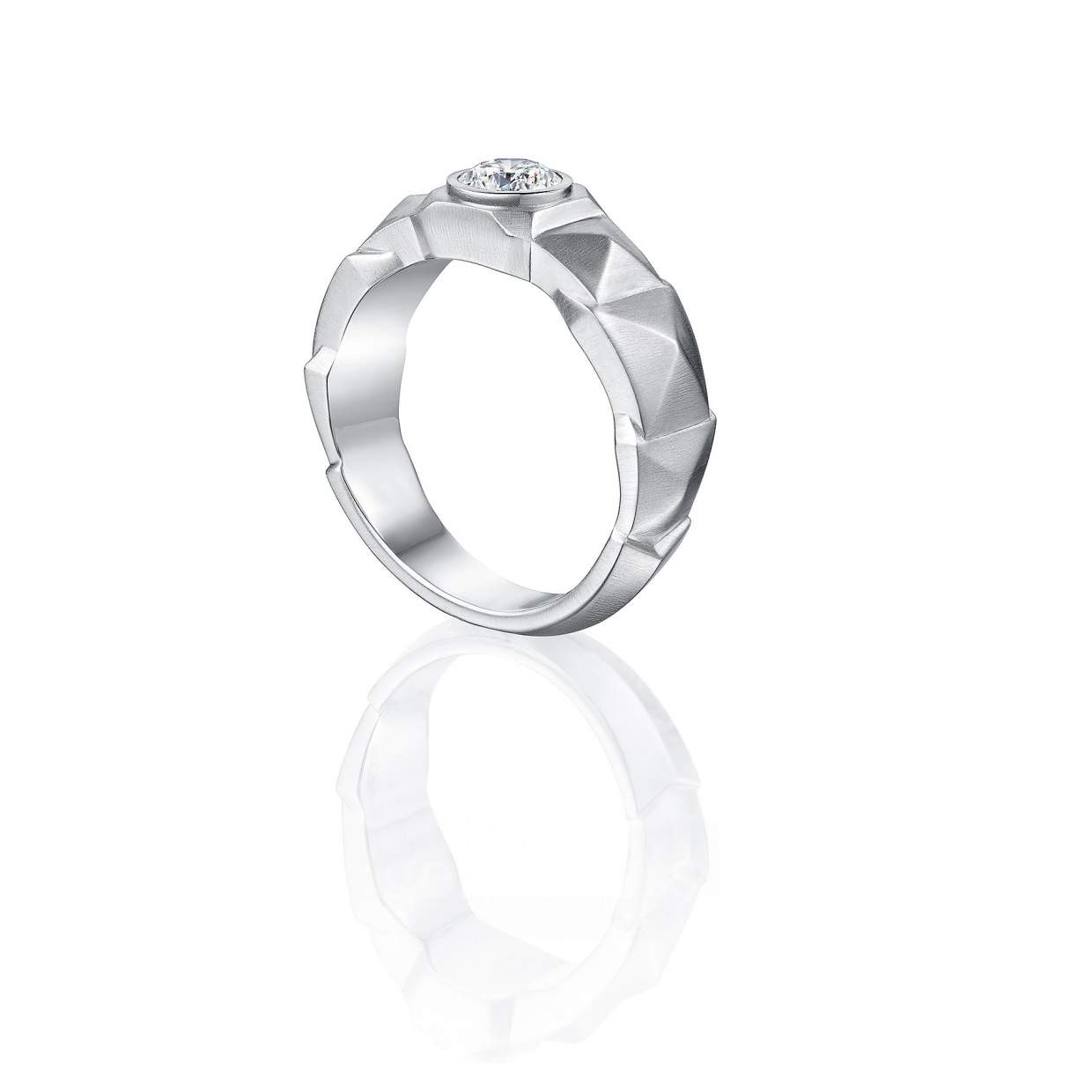 Мужской перстень с бриллиантом  фотография