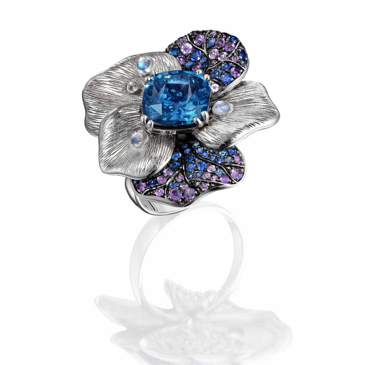 Кольцо с синей шпинелью в россыпи аметистов, сапфиров и лунных камней 