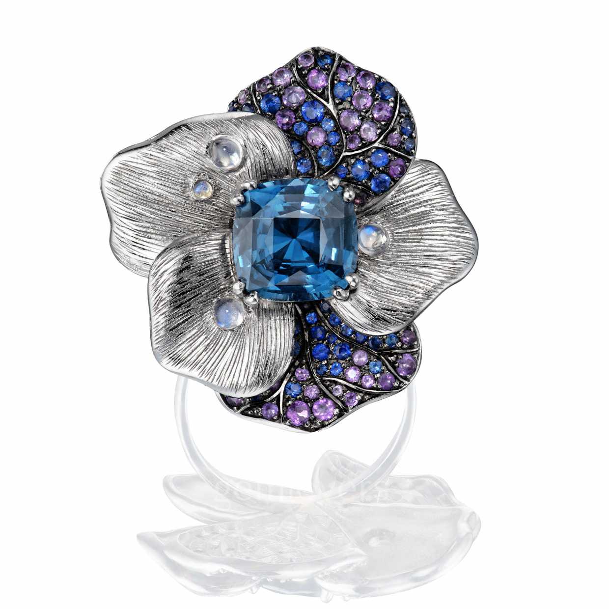 Кольцо с синей шпинелью в россыпи аметистов, сапфиров и лунных камней  фотография