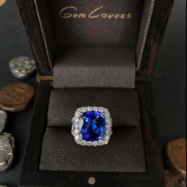 Кольцо с синим танзанитом камень