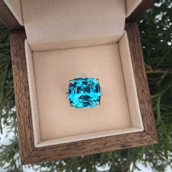 Кольцо с крупным голубым цирконом  камень